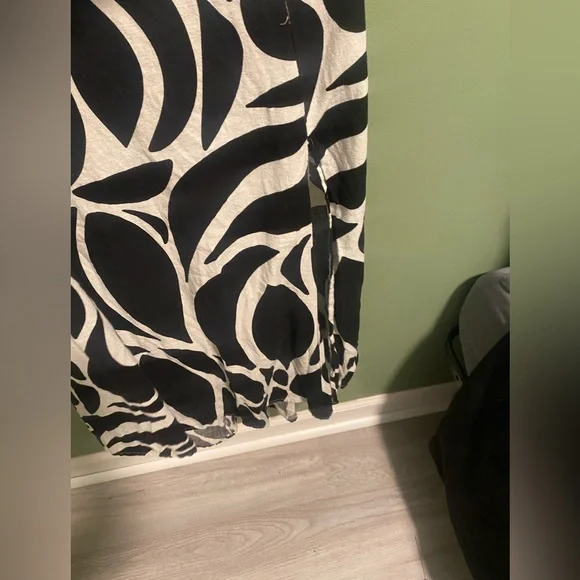 Elegant Black and White Maxi Dress - Picture 2 of 5